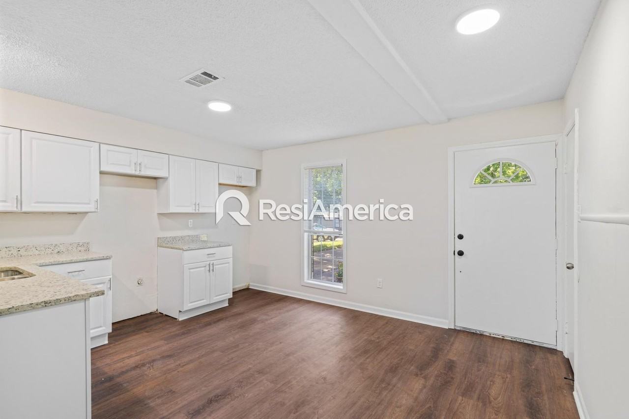 914 Valley Springs Dr - Photo 2 of 17