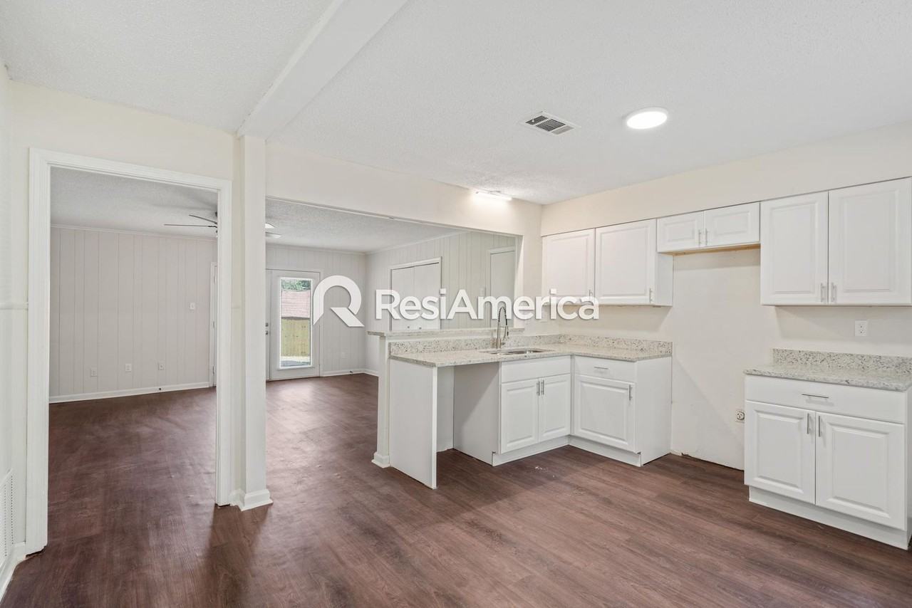 914 Valley Springs Dr - Photo 3 of 17