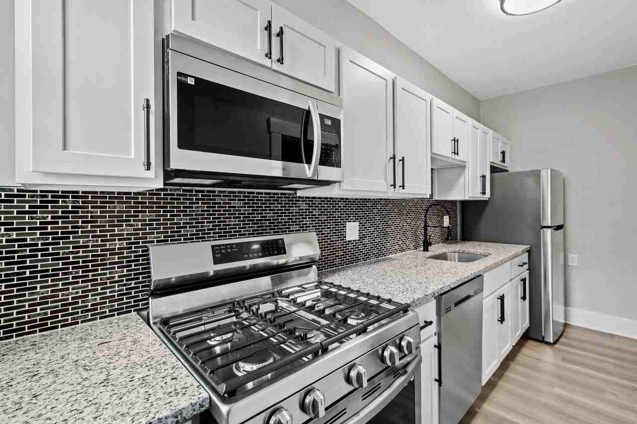 1210 Sylvan St - Photo 6 of 28