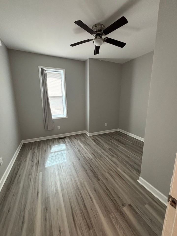 112 Lexington St - Photo 4 of 11