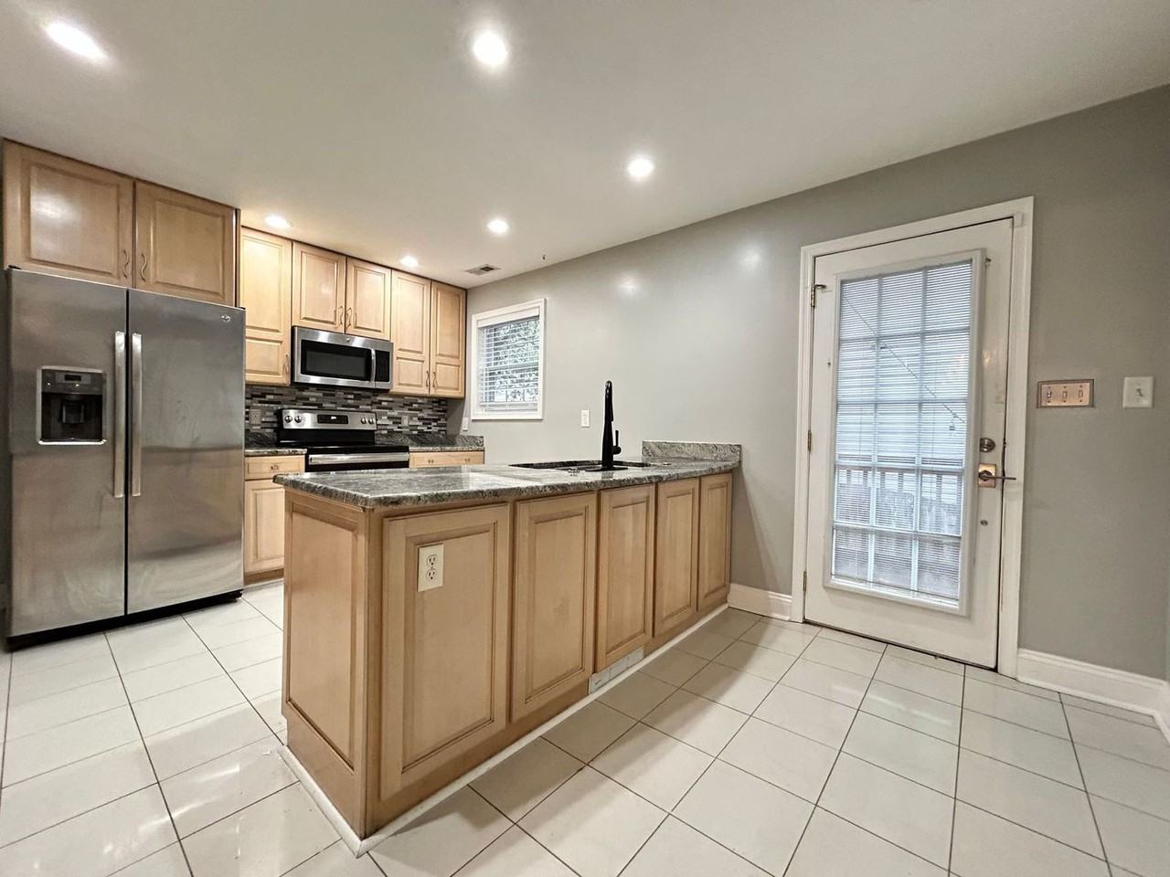 9528 7th Bay St - Photo 3 of 11