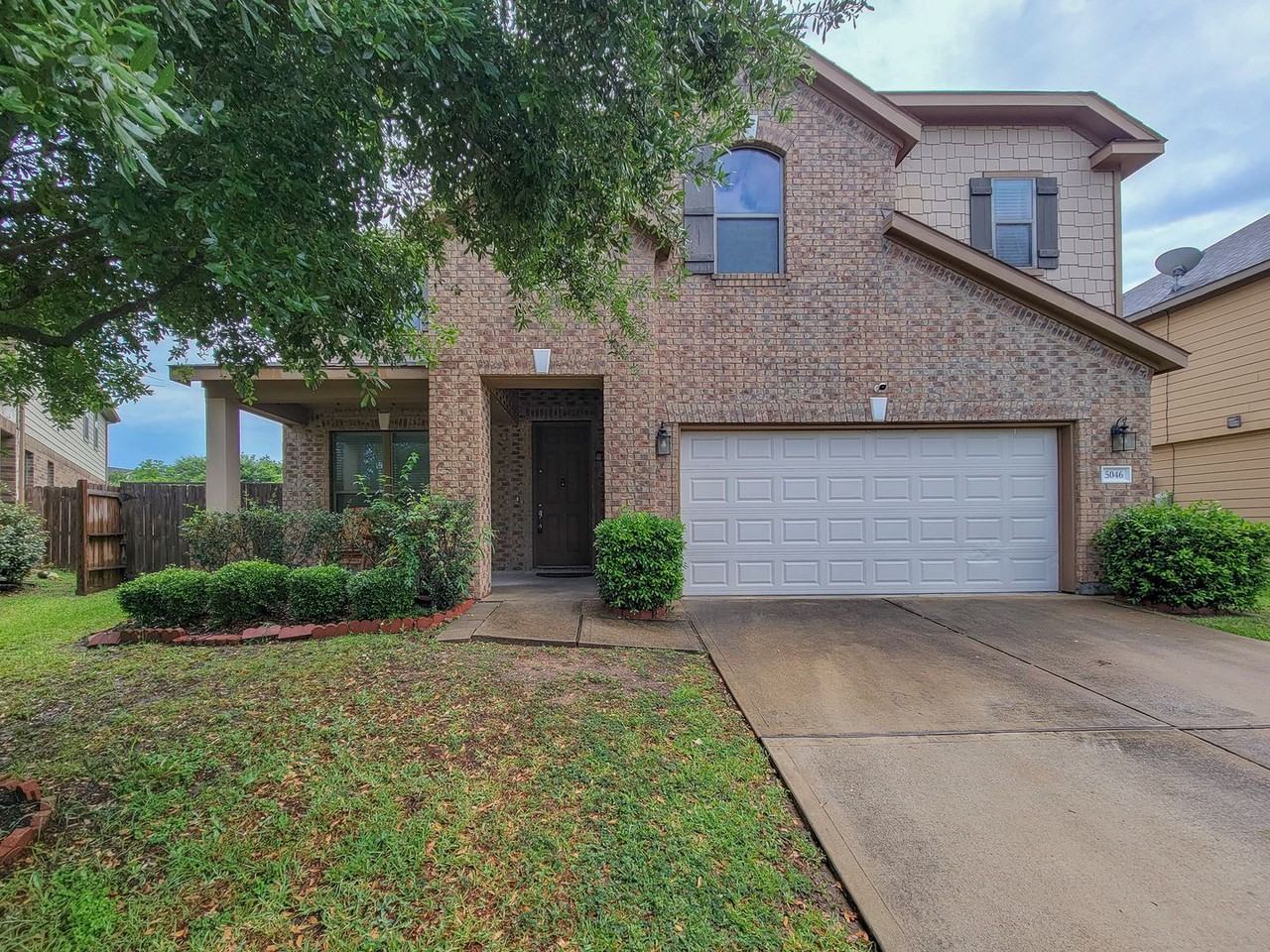 5046 Longlane Dr - Photo 2 of 40