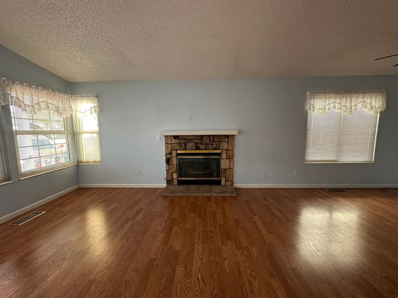 1213 Lawton Ct - Photo 6 of 28