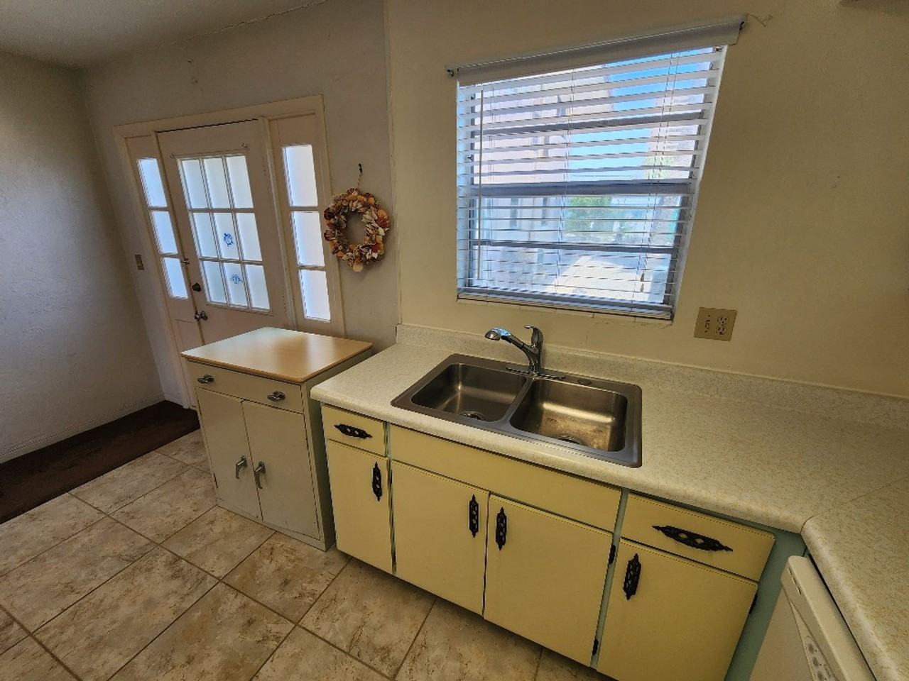 3423 S Peninsula Dr - Photo 3 of 10