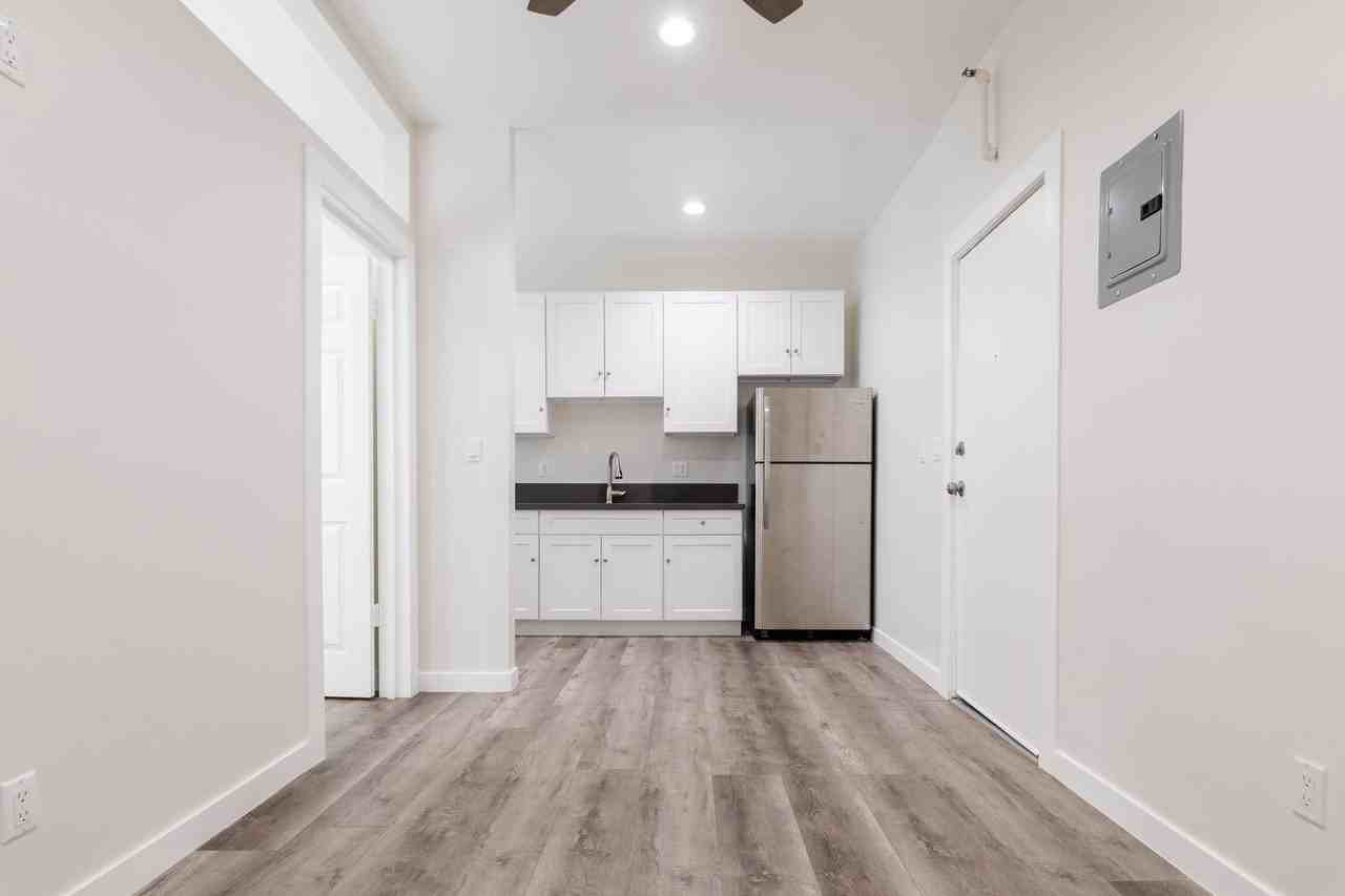 Cozy and Vibrant Junior Bedrooms in Boyle Heights - Photo 5 of 7