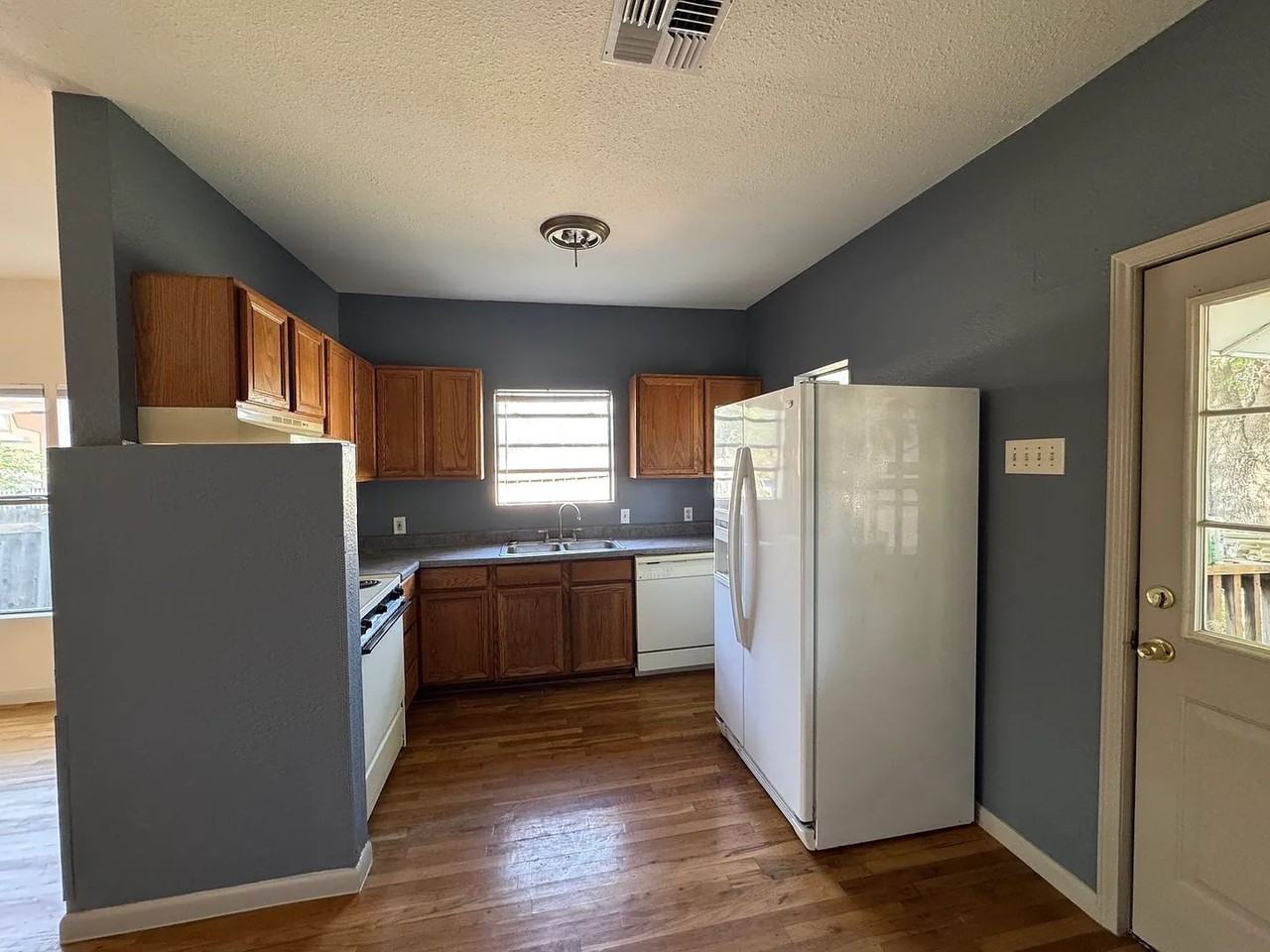 709 E Elmira St - Photo 4 of 16