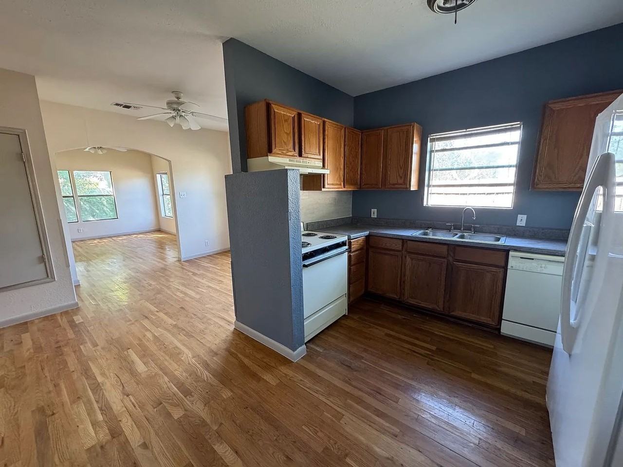 709 E Elmira St - Photo 5 of 16