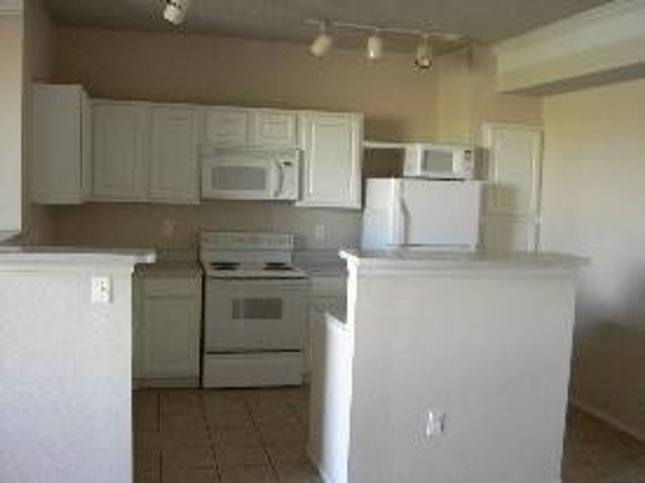 1860 Shamrock Dr - Photo 3 of 8