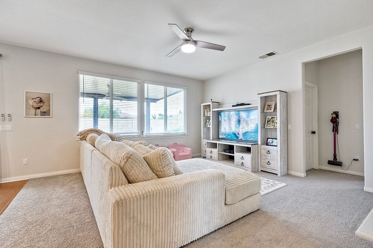 35627 Dulock Rd - Photo 7 of 24