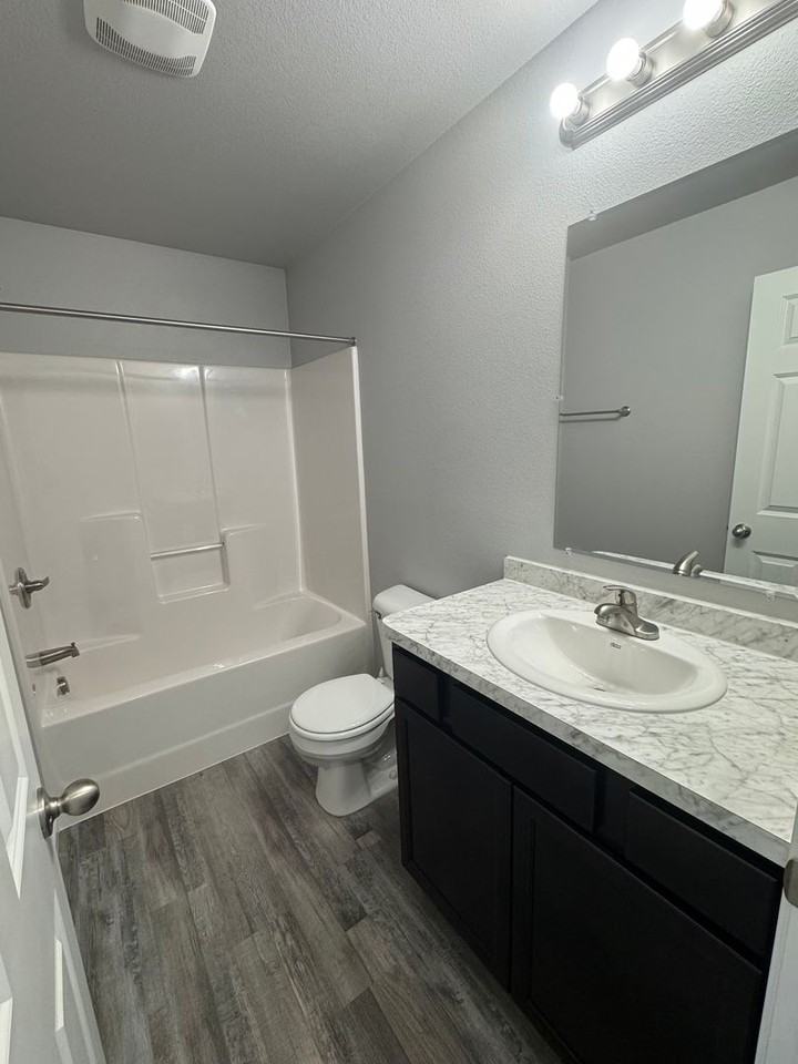 719 Hillcrest Dr Se - Photo 3 of 19