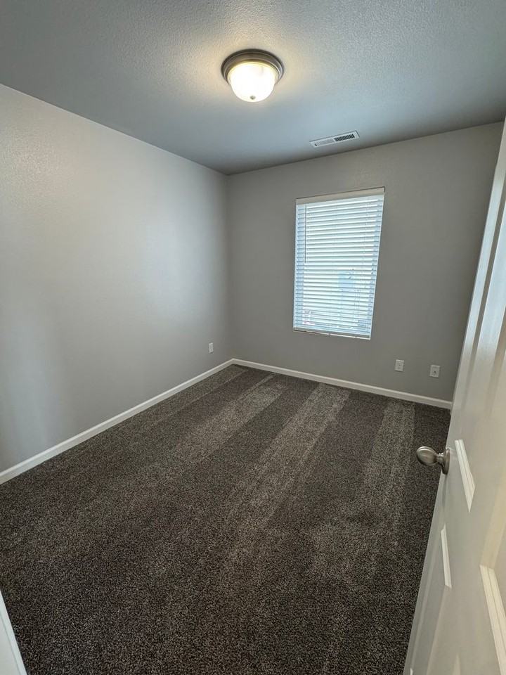 719 Hillcrest Dr Se - Photo 4 of 19