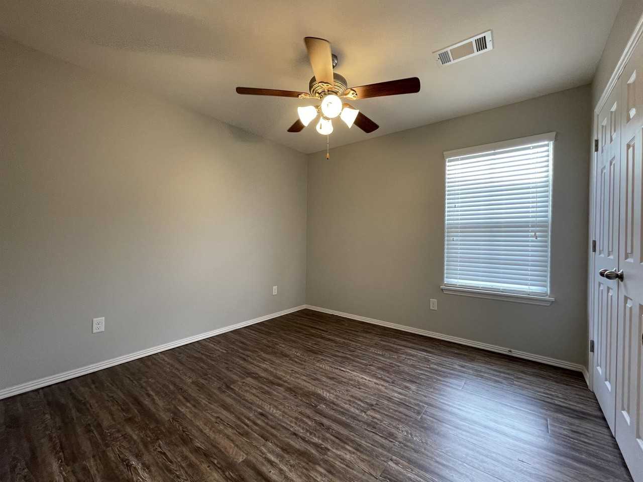 3303 Sw Windrift Ave #2 - Photo 3 of 17