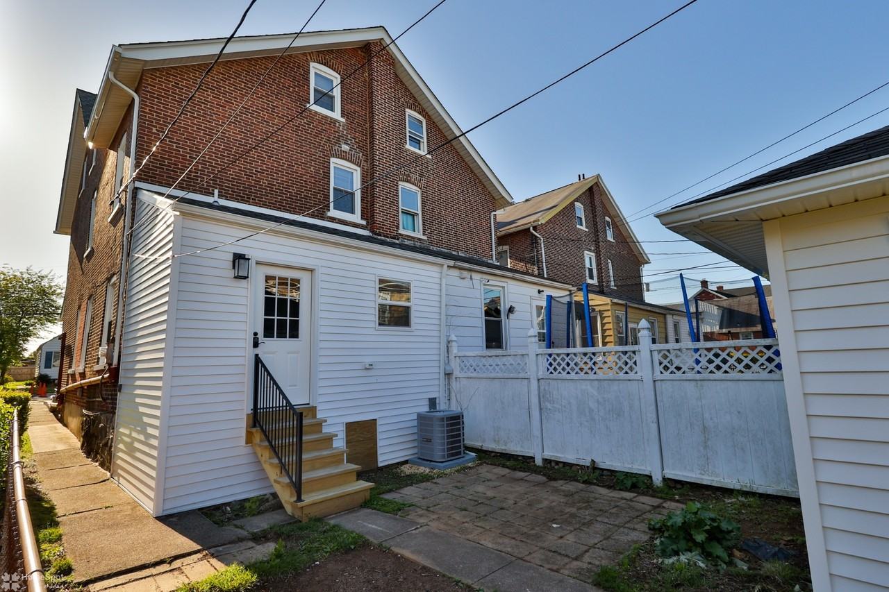 1107 Elm St - Photo 3 of 49