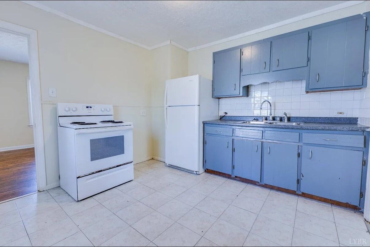 1141 Stratford Rd - Photo 3 of 14