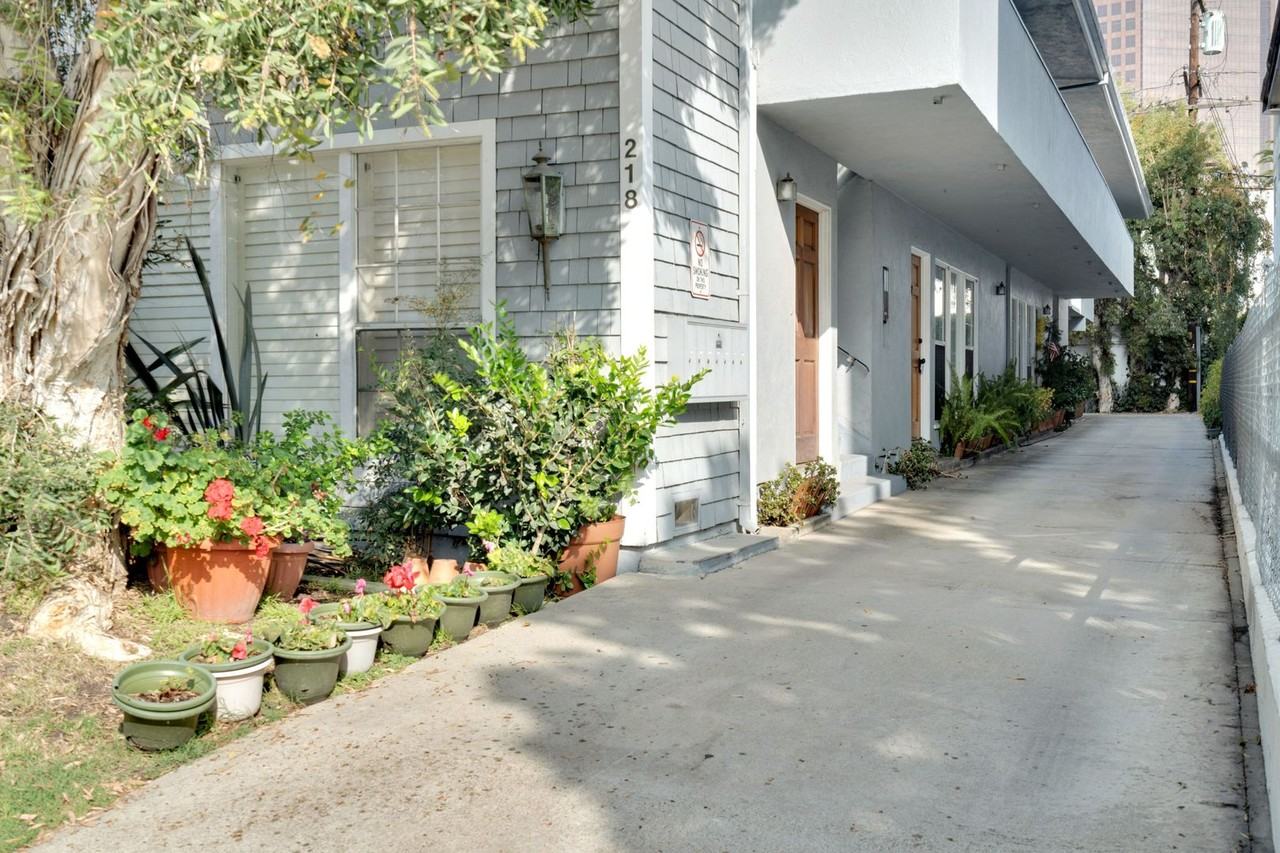 218 Gale Luxury Investments LLC - Photo 3 of 37