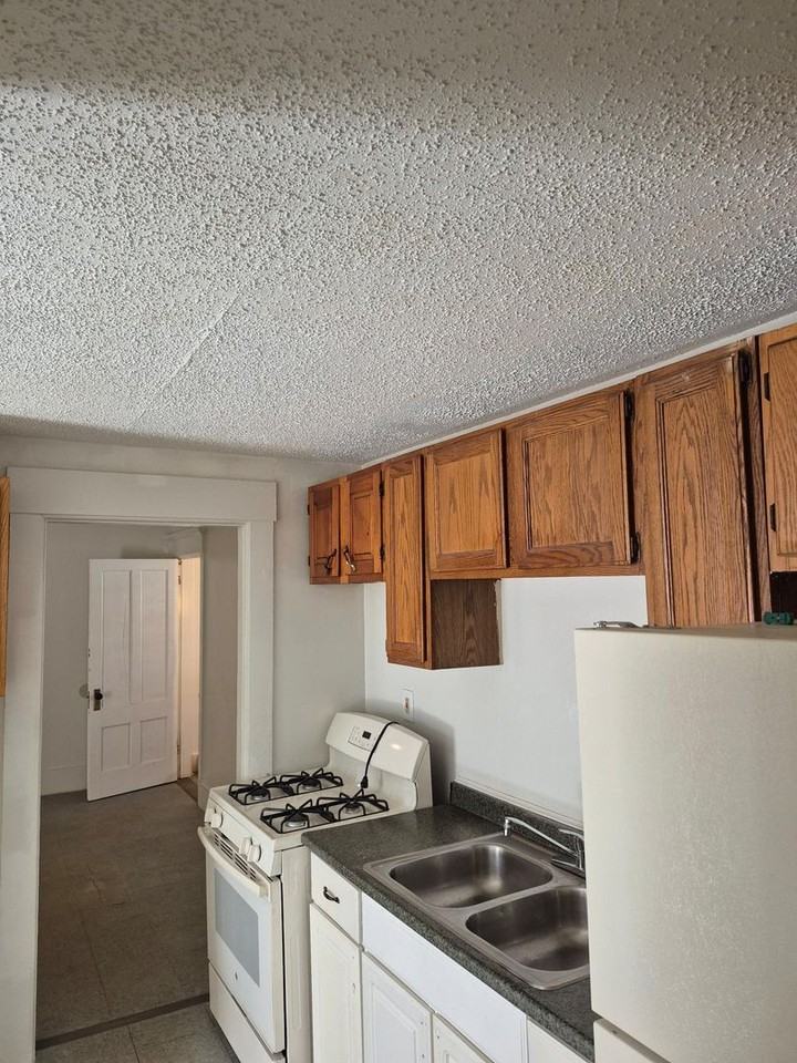 453 Maple St - Photo 3 of 6