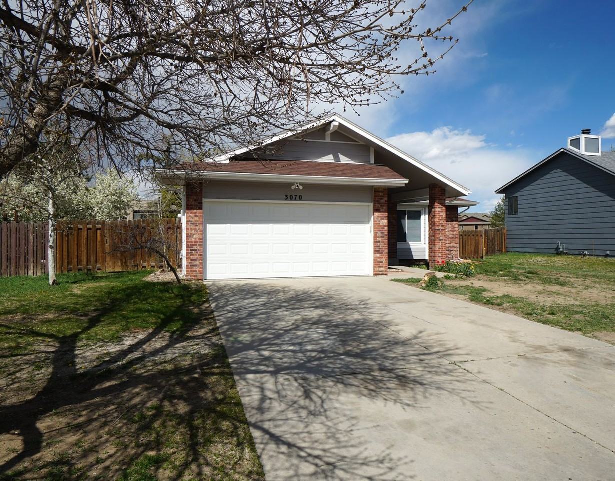 3070 Mirage Dr - Photo 2 of 24