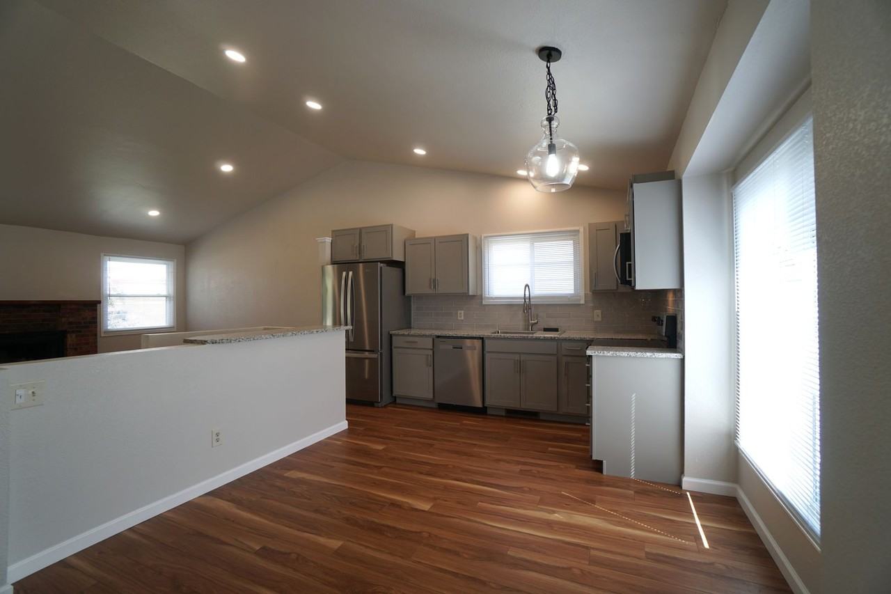 3070 Mirage Dr - Photo 5 of 24