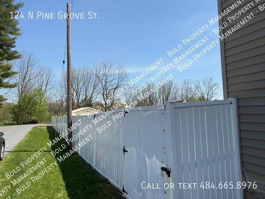 124 N Pine Grove St - Photo 3 of 25