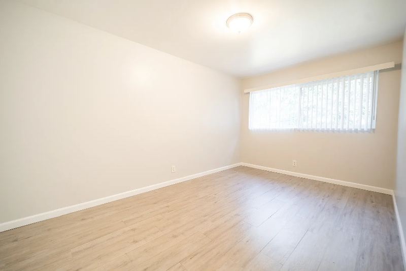 578 N Holliston Ave #4 - Photo 3 of 6