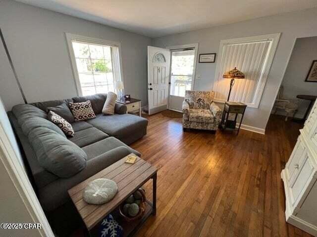 124 N Harris Ave - Photo 2 of 9