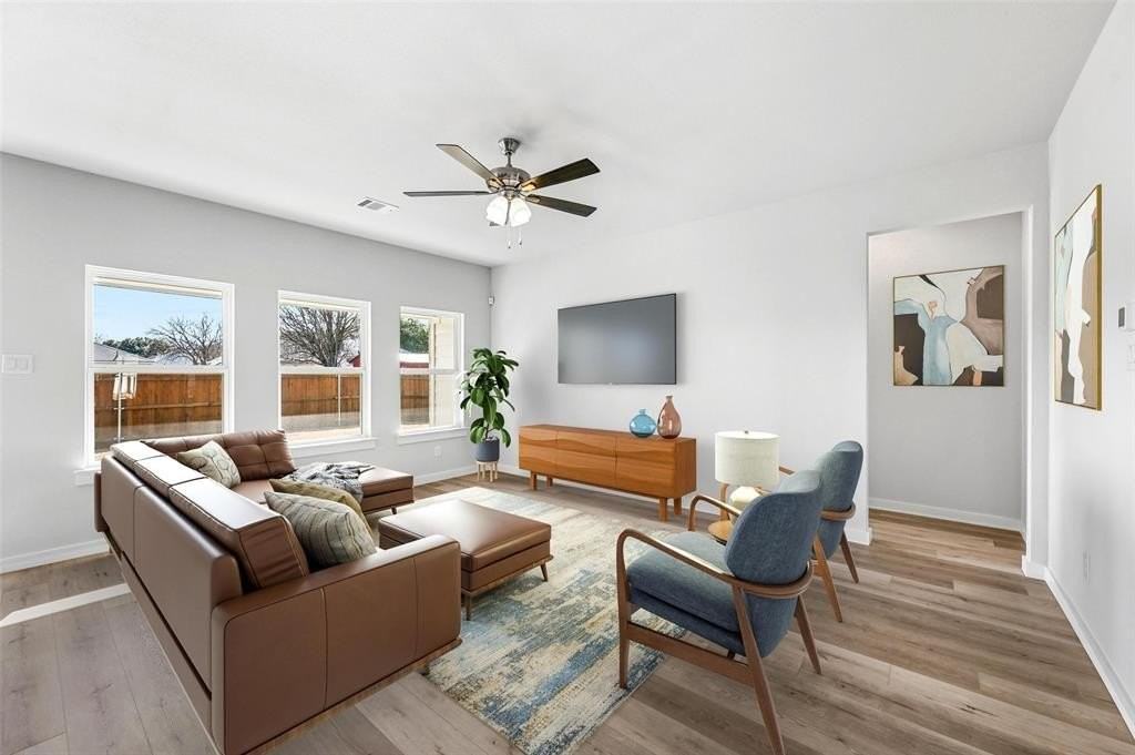 413 Rose Ave - Photo 4 of 37