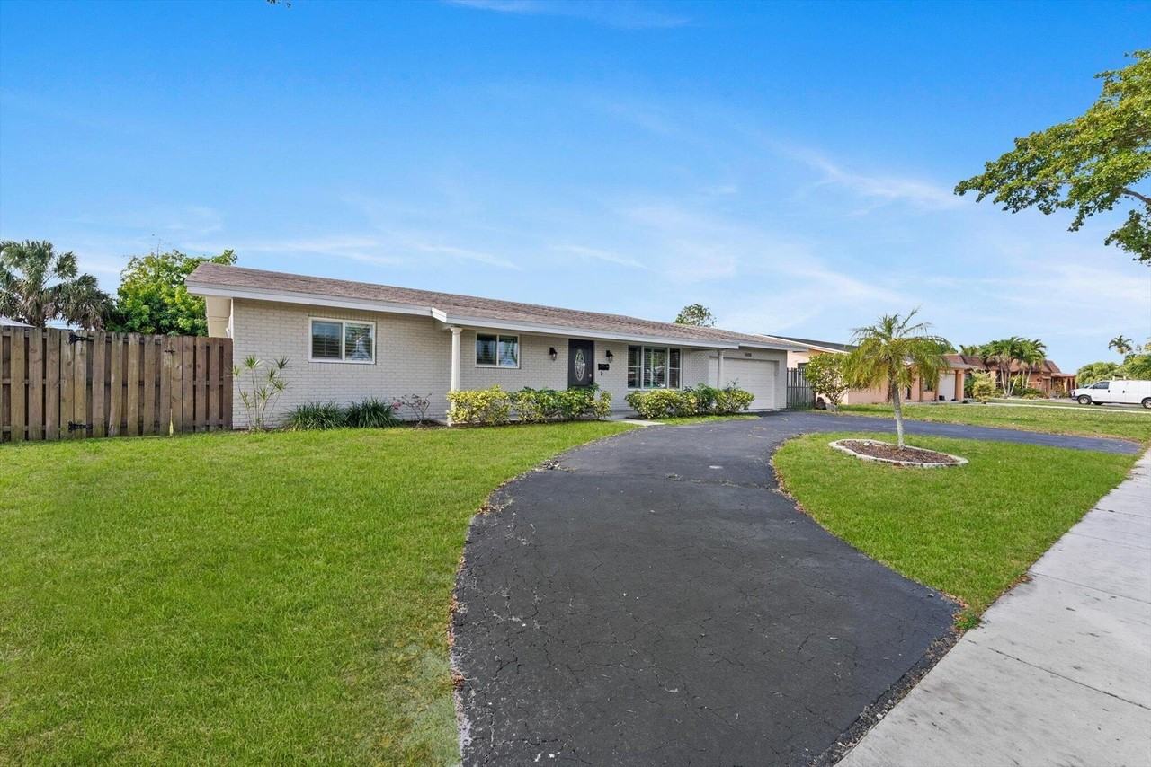 7400 Nw 15th St - Photo 2 of 33