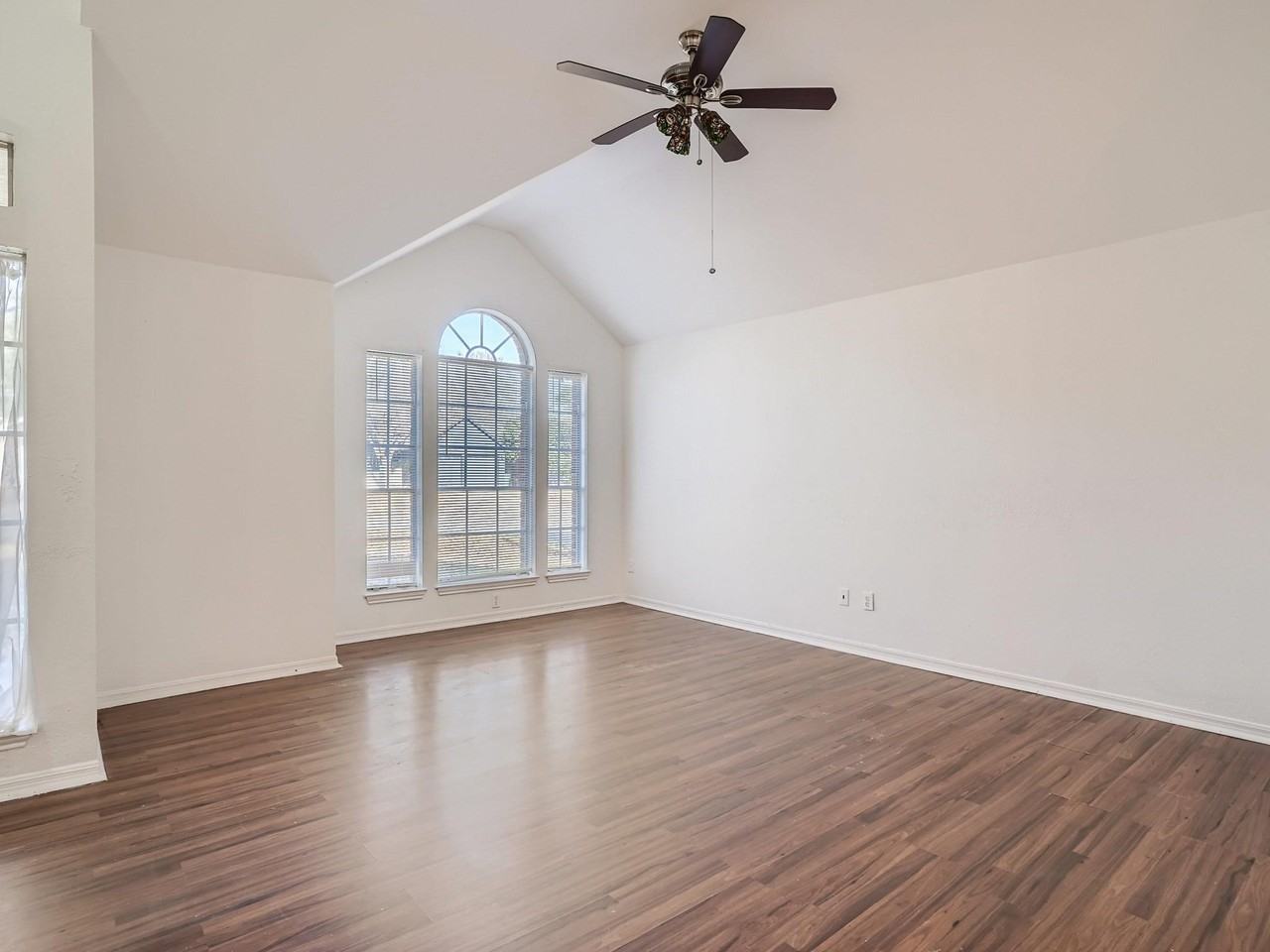 811 Canyon Bend Rd - Photo 2 of 11