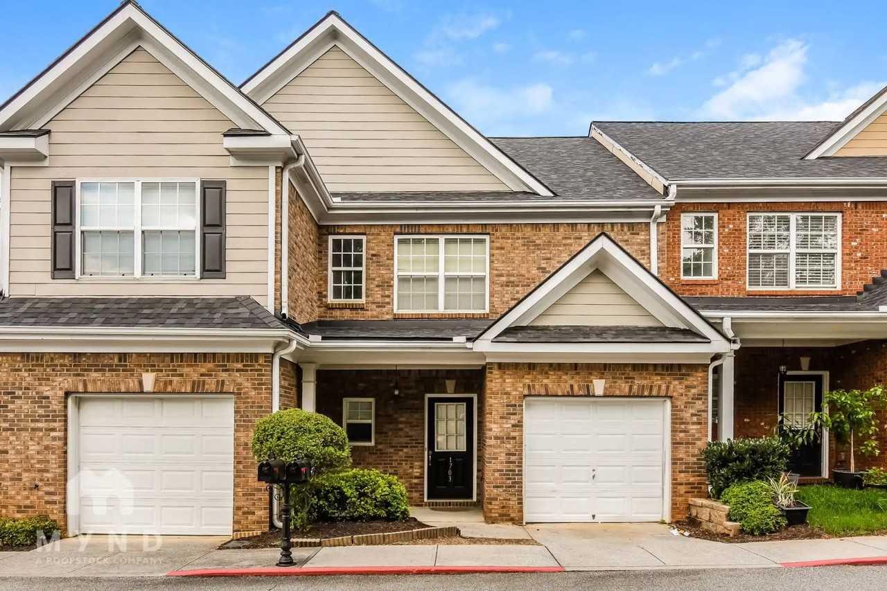 1703 Oakbrook Ln Nw - Photo 2 of 21