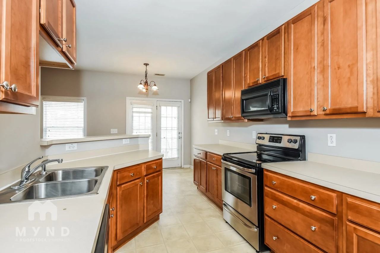 1703 Oakbrook Ln Nw - Photo 3 of 21