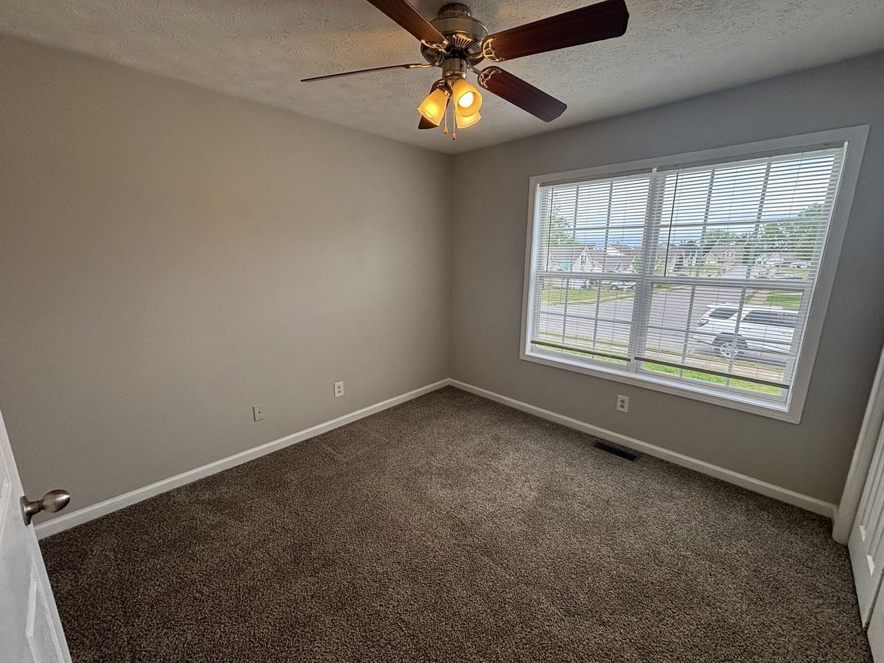 306 Chalet Cir - Photo 4 of 21