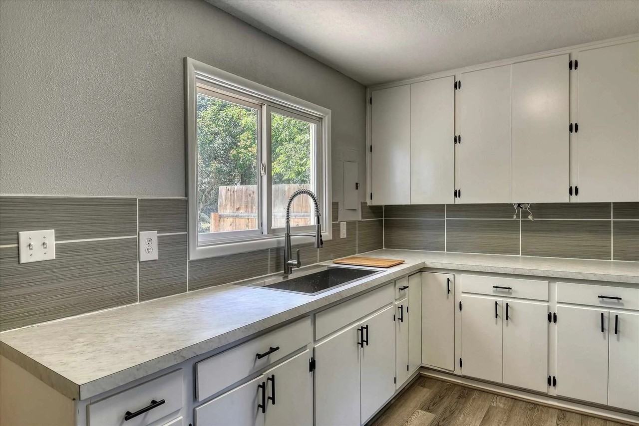 3114 E Marshall Ave - Photo 2 of 17