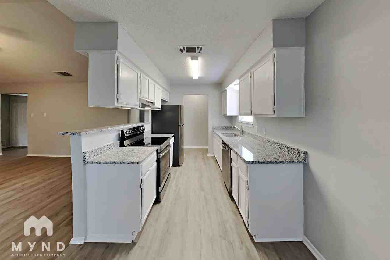717 Timberoaks Dr - Photo 3 of 37