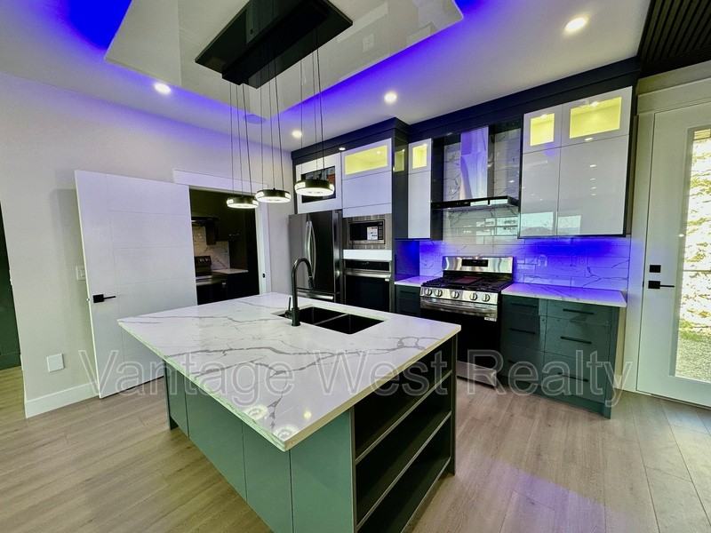 3608 Silver Way - Photo 4 of 50