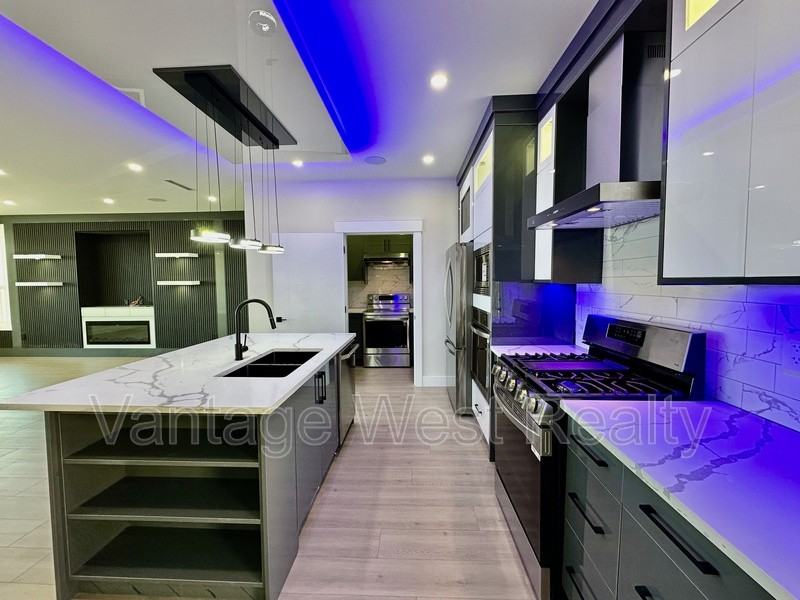 3608 Silver Way - Photo 5 of 50