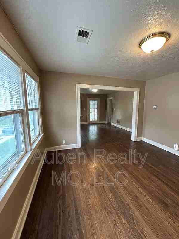 5405 Harrison St ## 2f - Photo 3 of 22