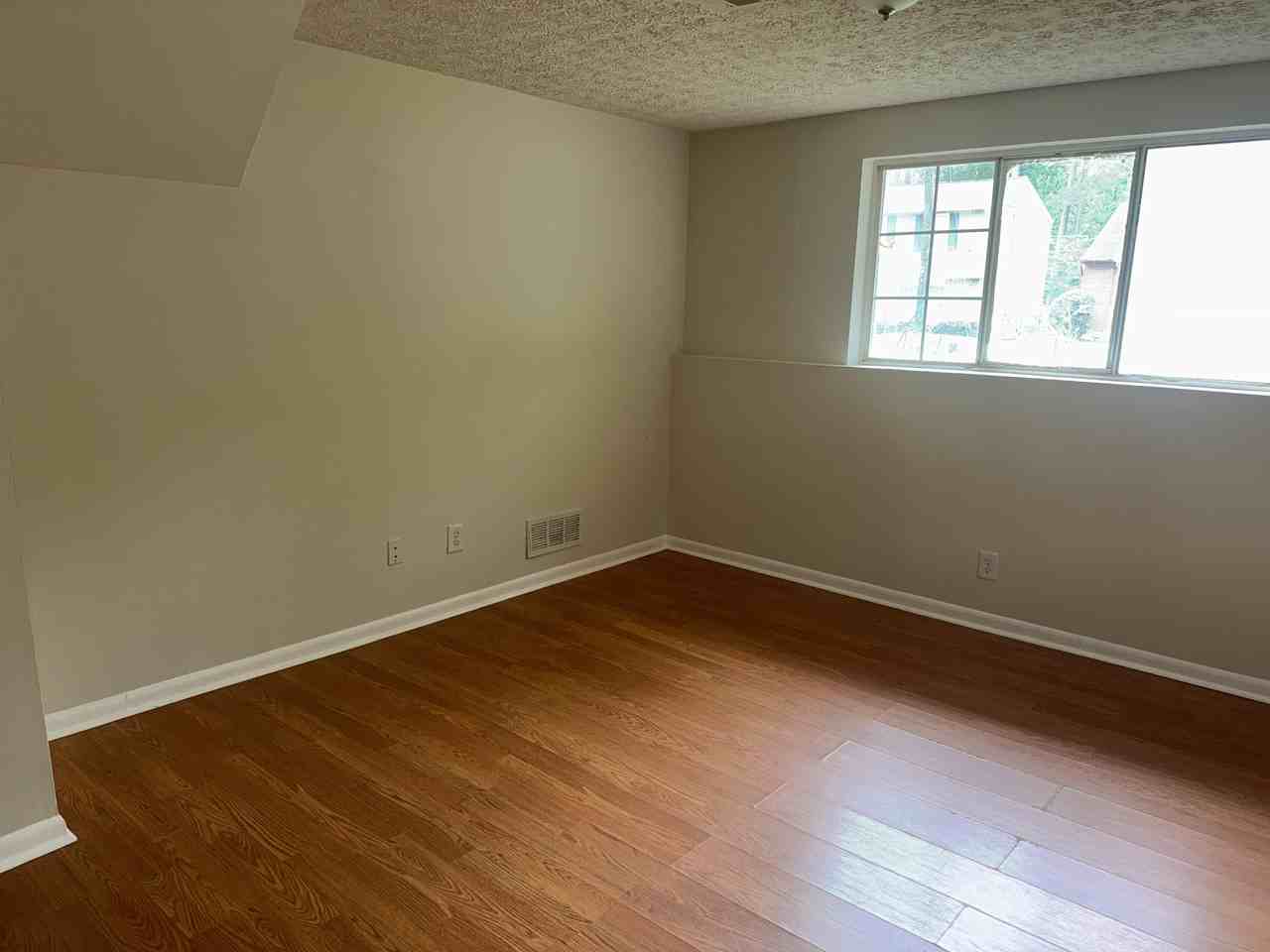 5179 Scarbrough Trl W - Photo 4 of 18