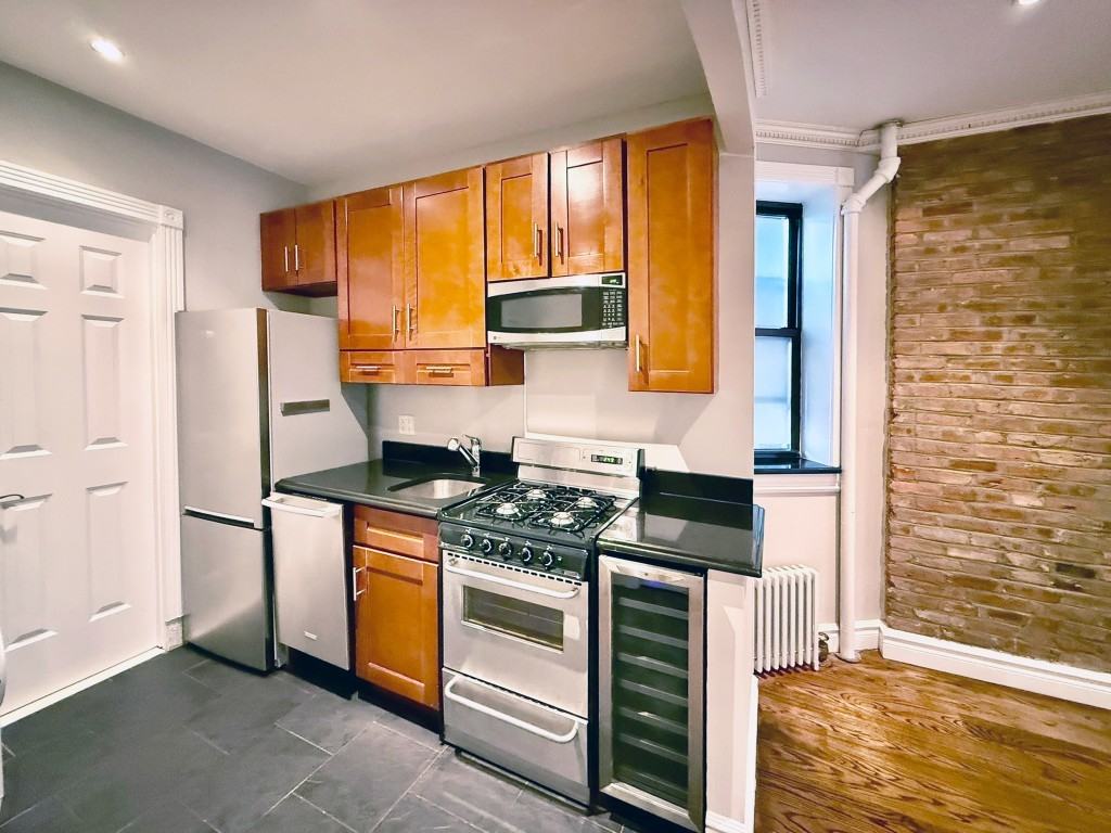 E 10th St #2B - Photo 2 of 7