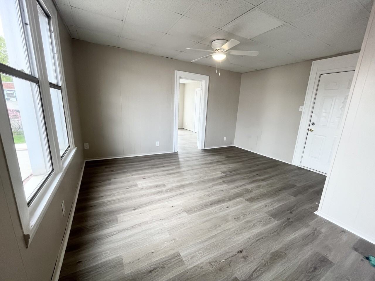 328 1/2 East State Street - Photo 2 of 10