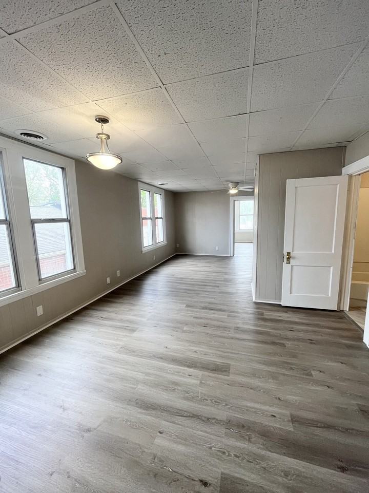 328 1/2 East State Street - Photo 3 of 10