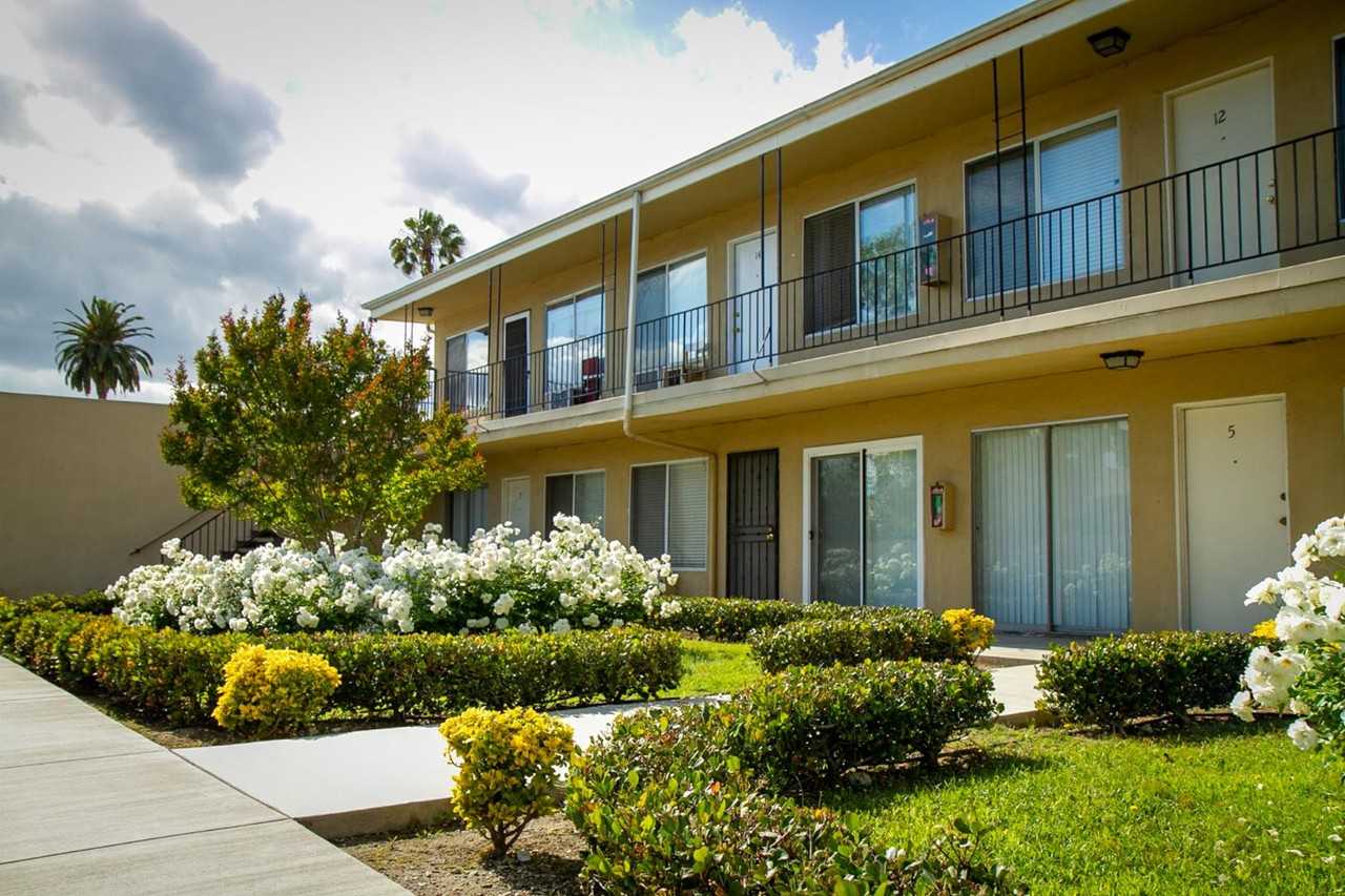 MR2 - 531 N. Marengo Ave - Photo 2 of 3