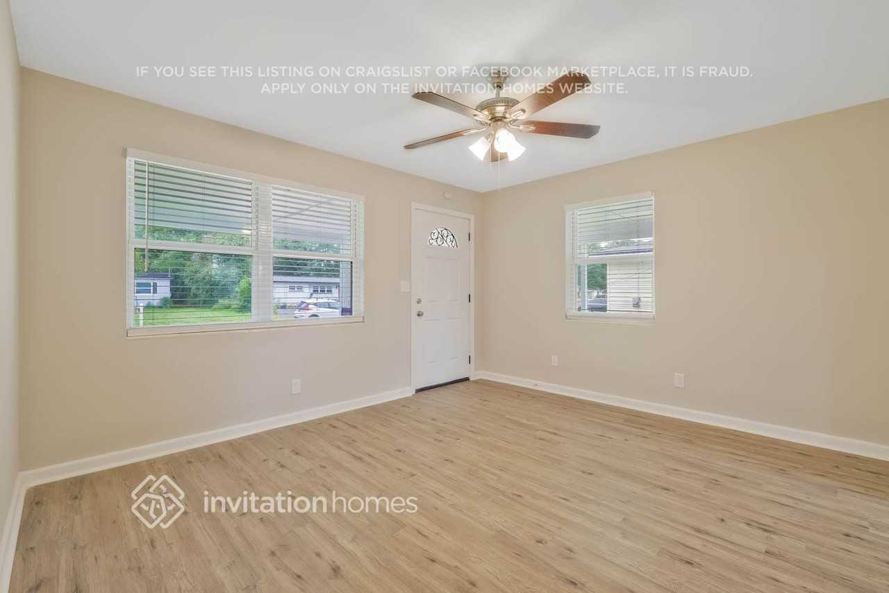 6585 Larne Ave - Photo 3 of 25