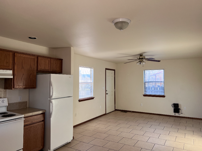 201 E Lockhart Ave - Photo 3 of 7