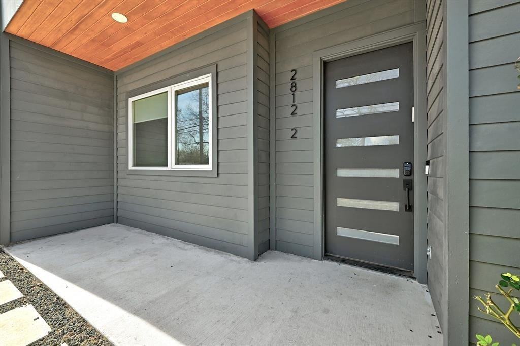 2812 E 4th St - Photo 3 of 26