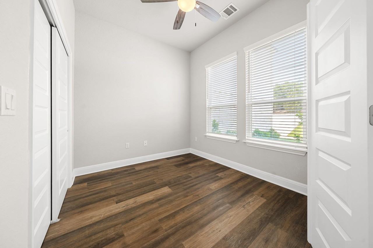 4409 Silverhill Dr - Photo 5 of 27