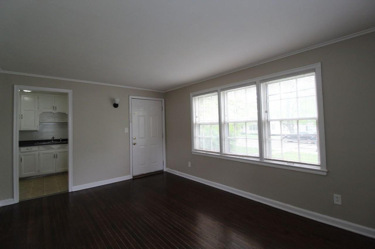 4410 S Parkway Dr - Photo 3 of 8