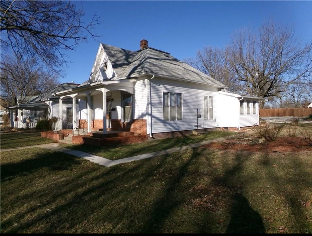 211 S Elm St - Photo 2 of 17