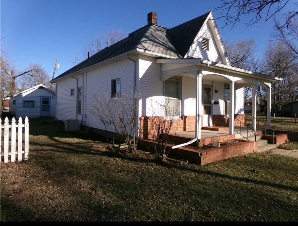 211 S Elm St - Photo 3 of 17