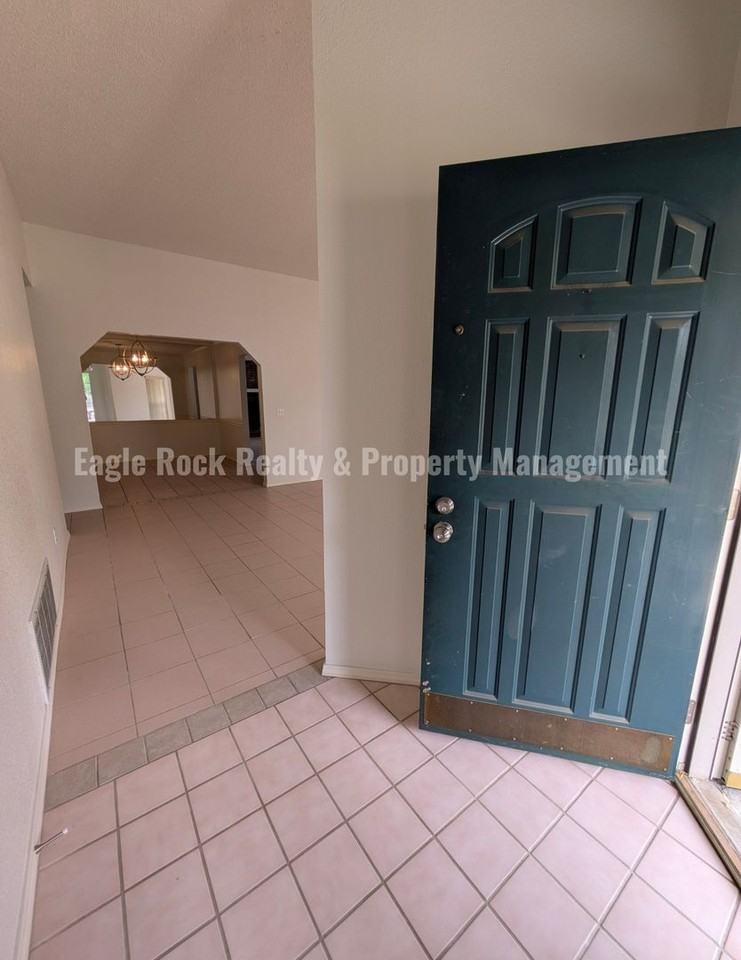 1304 N Umbrella Cir - Photo 2 of 49