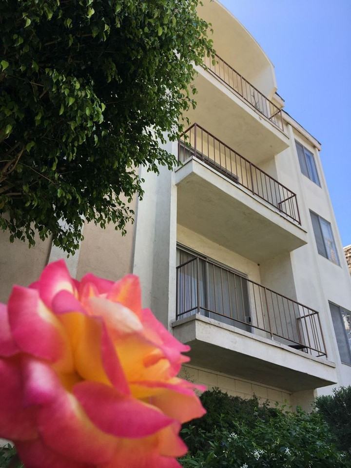 Classic West Hollywood area Apartment complex Walking Distance to Cedar Sinai - Photo 2 of 3